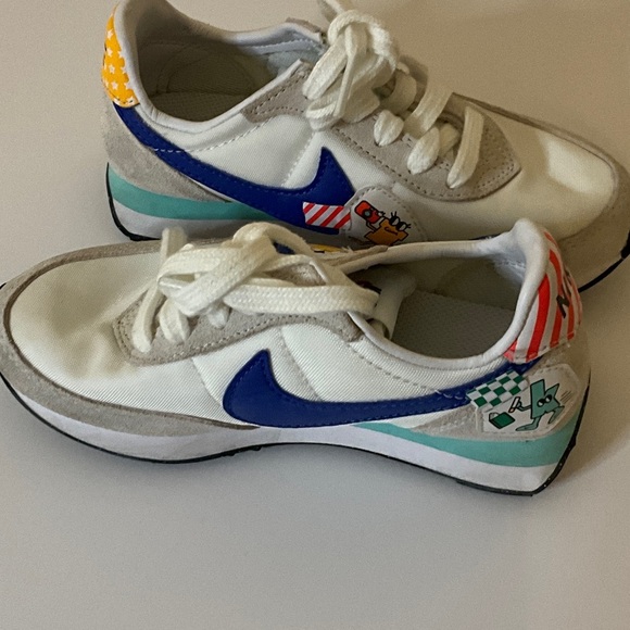 Nike Kids White and Blue Sneakers with Red Accents - Picture 2 of 5